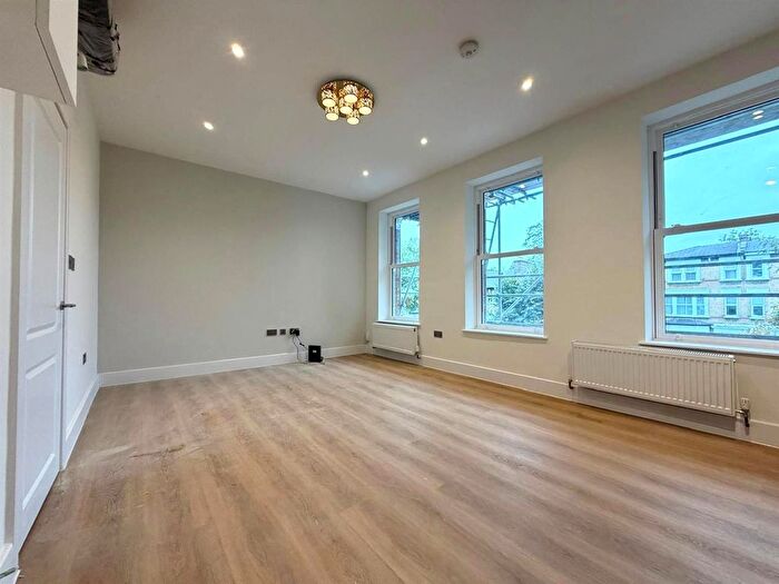 2 Bedroom Flat To Rent In The Avenue, West Ealing, W13