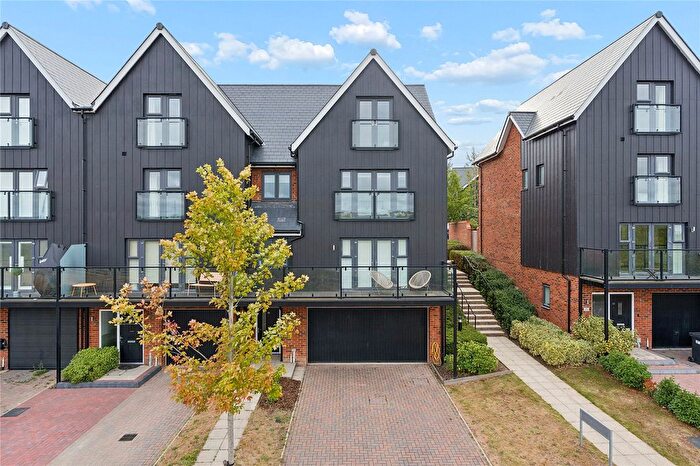 4 Bedroom End Of Terrace House For Sale In Stratford Way, Northfleet, Gravesend, Kent, DA11