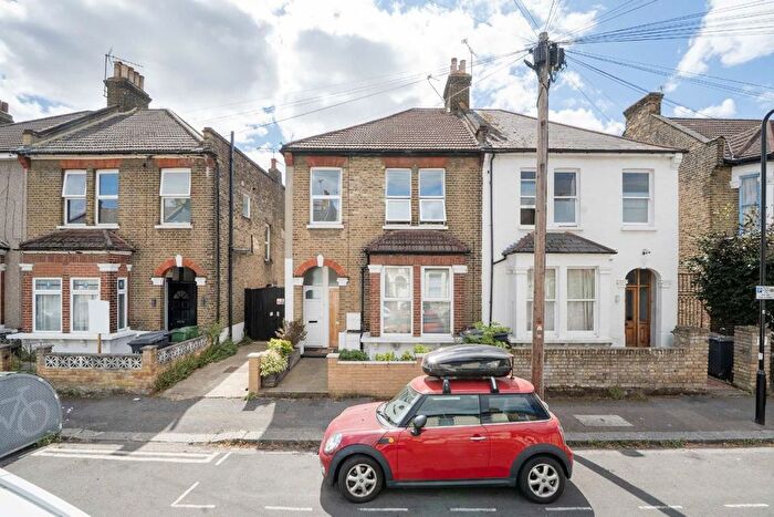 2 Bedroom Flat For Sale In Thornhill Road, Leyton, E10