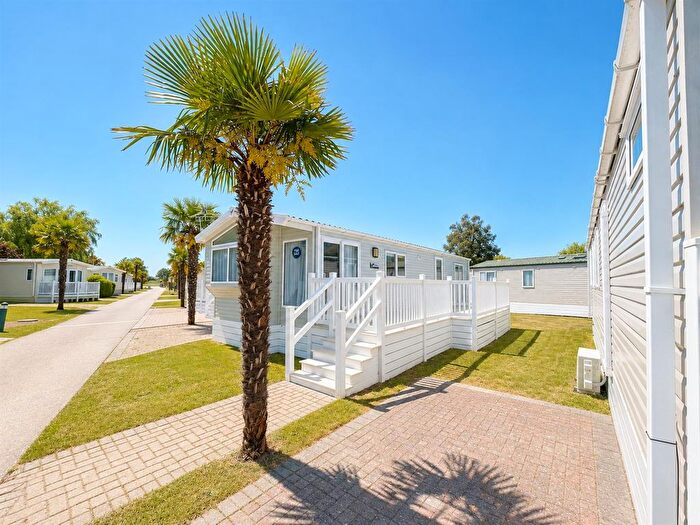 2 Bedroom Mobile/park Home For Sale In Monkton Street, Monkton, Ramsgate, CT12
