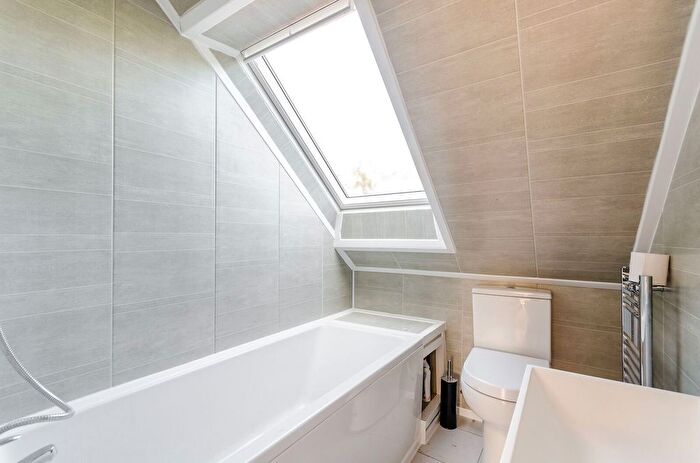 2 Bedroom Flat To Rent In Roehampton Vale, Roehampton, London, SW15