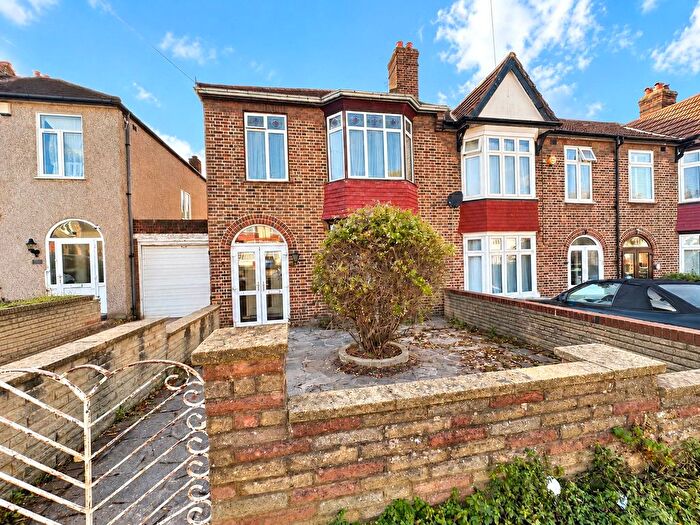 3 Bedroom Semi-Detached House For Sale In Thornsbeach Road, London, SE6