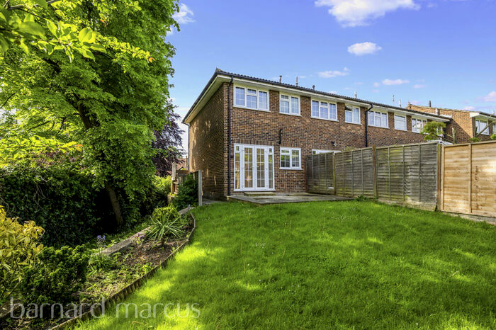 2 Bedroom House To Rent In Tapestry Close, Sutton, SM2
