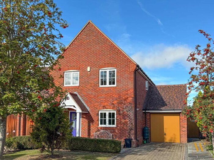 3 Bedroom Link Detached House For Sale In Millar Close, Benson, OX10