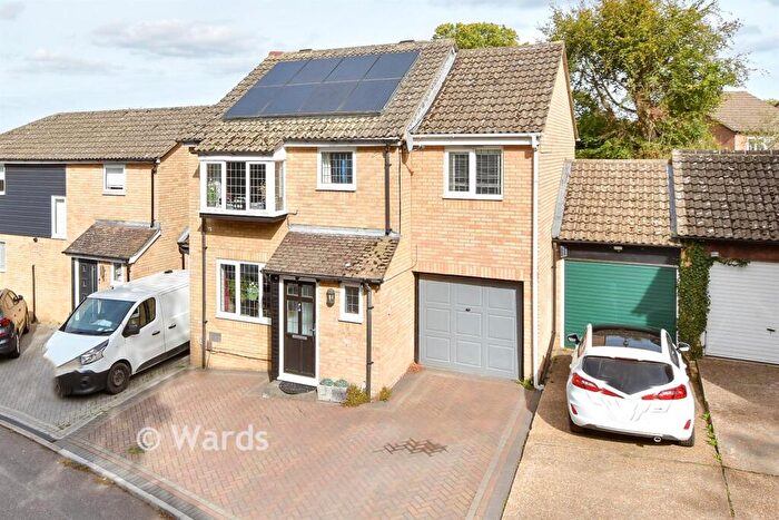 4 Bedroom Link Detached House For Sale In Falkland Place, Walderslade Woods, Chatham, Kent, ME5