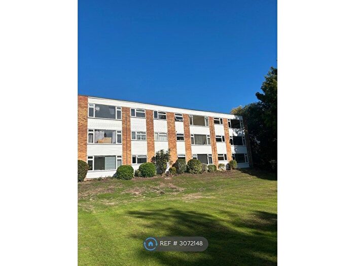 1 Bedroom Flat To Rent In Claremont Avenue, Surrey, GU22