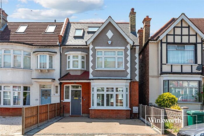4 Bedroom End Of Terrace House For Sale In Queens Avenue, Finchley, London, N3