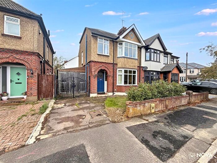 3 Bedroom Semi-Detached House For Sale In St. Michaels Crescent, Luton, LU3