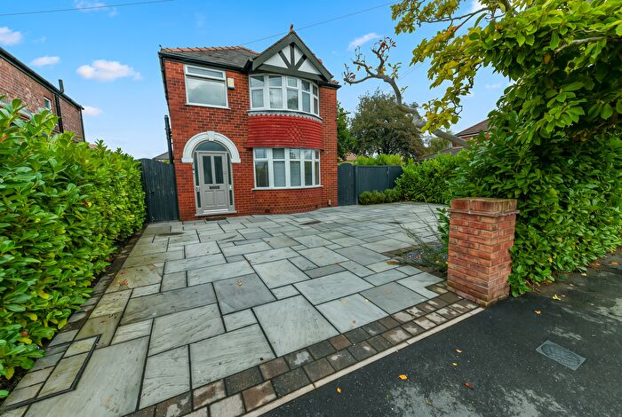 3 Bedroom Detached House For Sale In Greenway Road, Timperley, WA15