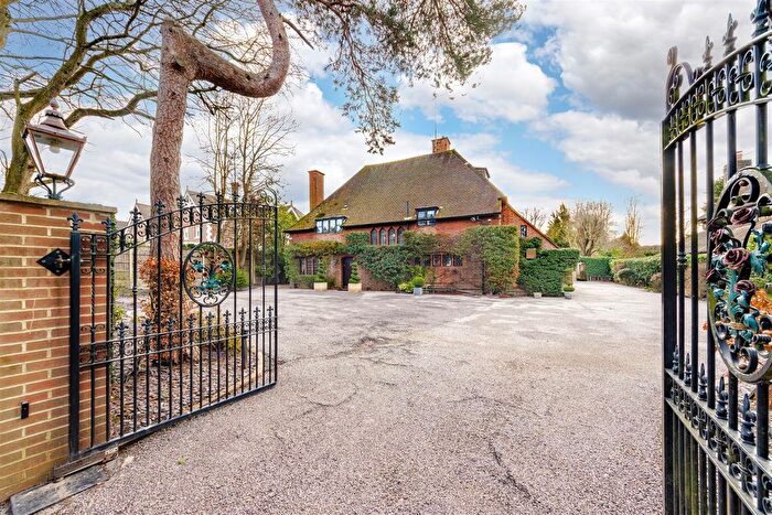 5 Bedroom Detached House For Sale In Loom Lane, Radlett, WD7