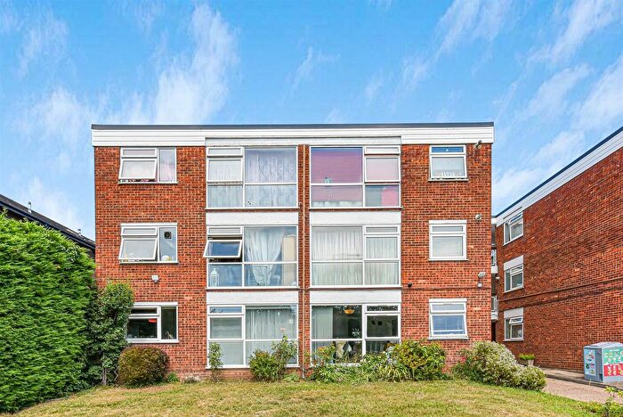 1 Bedroom Flat For Sale In Phoenix Court, Chingford Avenue, Chingford, E4
