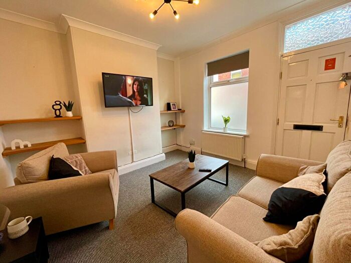 2 Bedroom Terraced House To Rent In Charming Bed Student House // Jul, LN5