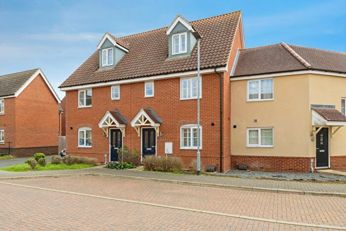3 Bedroom Semi-Detached House For Sale In Peacock Way, Attleborough, Norfolk, NR17