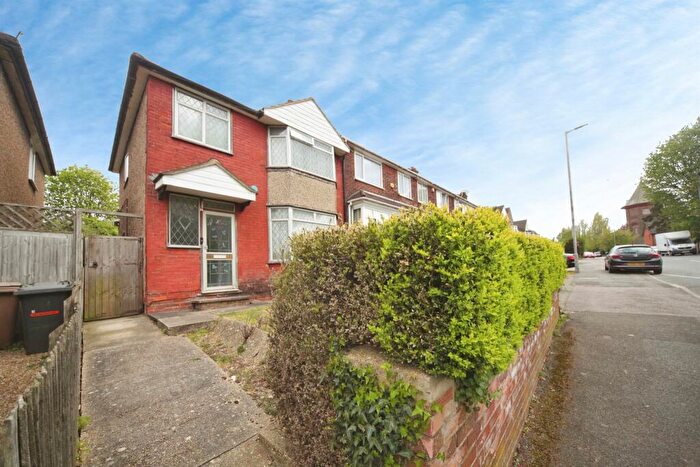 3 Bedroom End Of Terrace House For Sale In Hart Lane, Luton, LU2