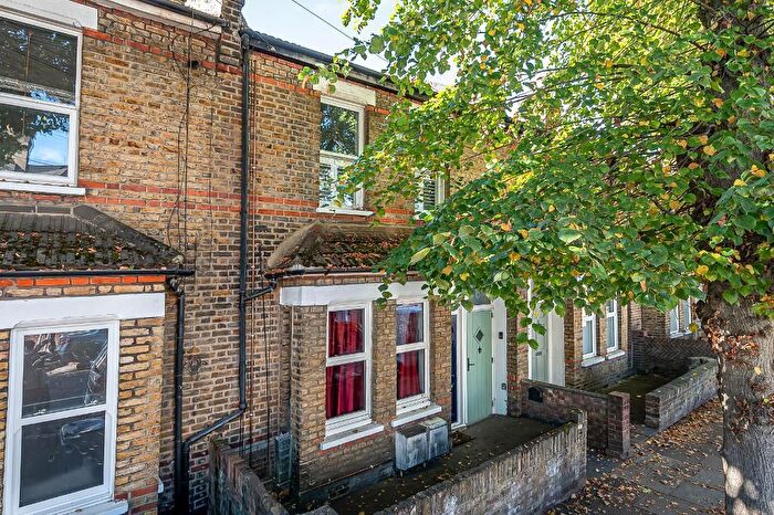 2 Bedroom Flat For Sale In Grosvenor Road, Hanwell, London, W7