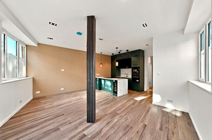 2 Bedroom Property To Rent In Church Lane, East Finchley, N2