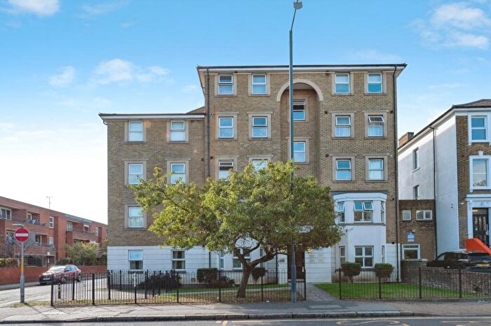 2 Bedroom Flat For Sale In Overcliffe, Gravesend, Kent, DA11