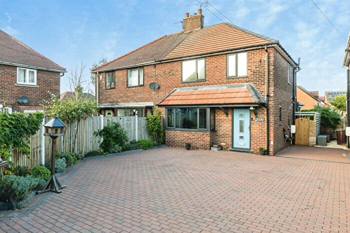 3 Bedroom Semi-Detached House For Sale In Summerdale Road, Cudworth, Barnsley, S72