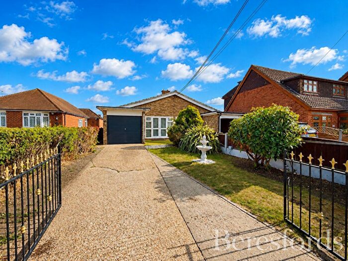 2 Bedroom Bungalow For Sale In Allen Road, Rainham, RM13