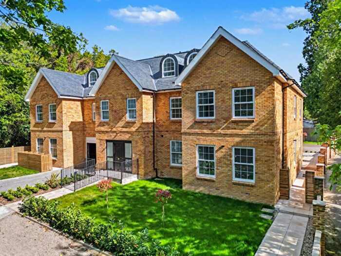3 Bedroom Apartment For Sale In Green Lane, Cobham, KT11