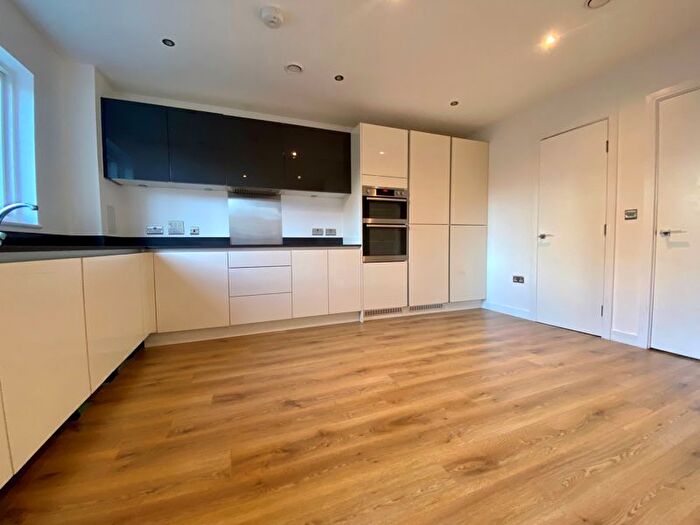 4 Bedroom Flat To Rent In Monolulu Court, Harvard Gardens, Elephant And Castle, SE17