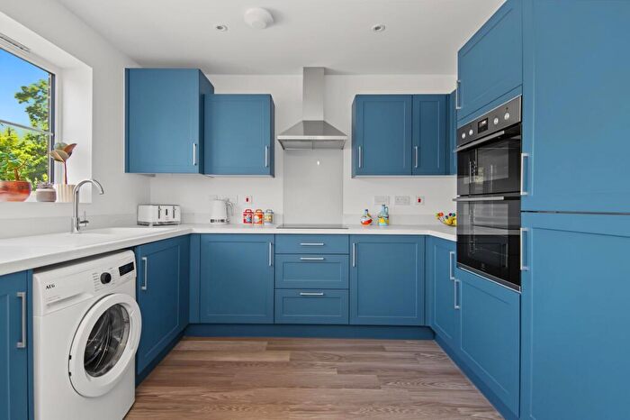 3 Bedroom Semi-Detached House For Sale In Duke Of Edinburgh Avenue, Allesley, CV5