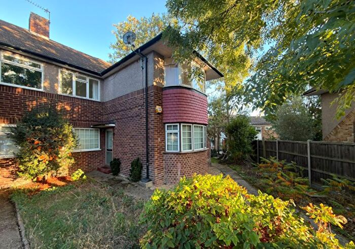 3 Bedroom Flat For Sale In Cranleigh Close, Penge, London, SE20