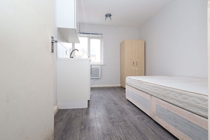Studio To Rent In Divine Way, Hayes, UB3