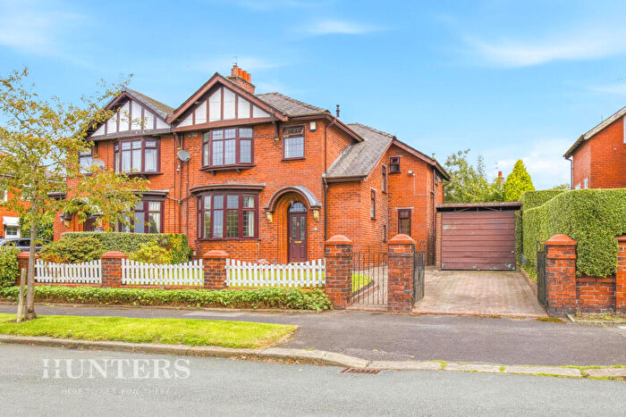 3 Bedroom Semi-Detached House For Sale In Middlegate, Oldham, OL8
