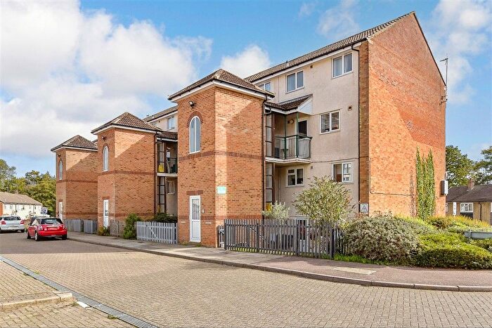 3 Bedroom Maisonette For Sale In Nine Acres, Kennington, Kent, TN24