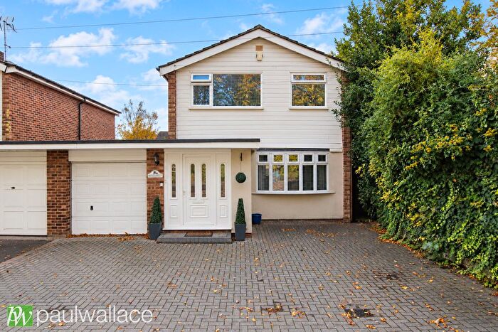 4 Bedroom Link Detached House For Sale In Dobbs Weir Road, Hoddesdon, EN11