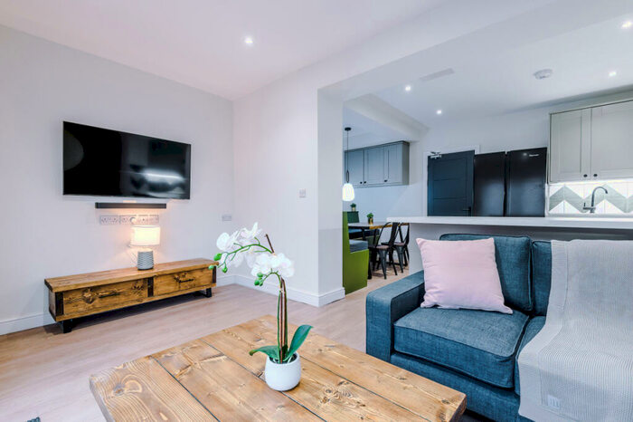 6 Bedroom Terraced House To Rent In Capricorn Way, Salford, M6