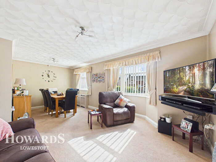 4 Bedroom Detached Bungalow For Sale In Mayfield Road, Lowestoft, NR33