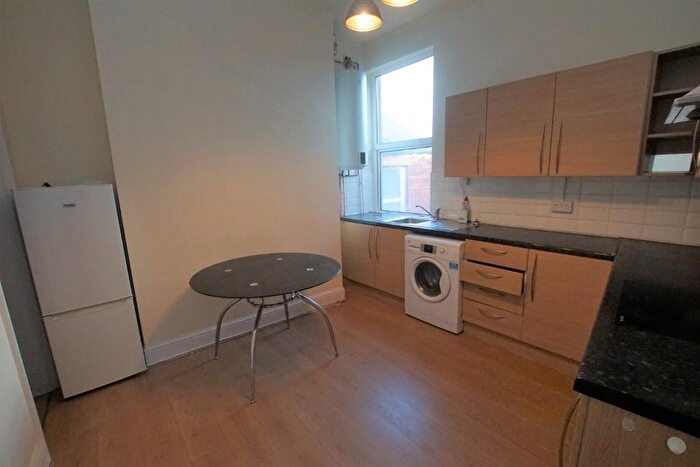 2 Bedroom Flat To Rent In **Spacious** Flat At Smithy Fold, Glossop, SK13