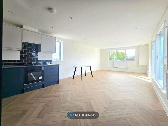 3 Bedroom Flat To Rent In Norbury Avenue, London, SW16