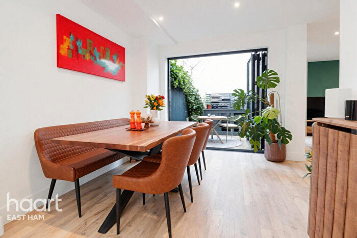 3 Bedroom Maisonette For Sale In Kempton Mews, London, E6