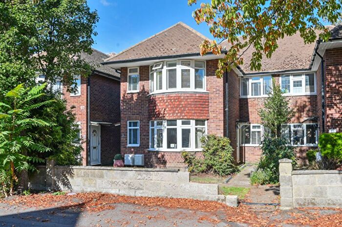 3 Bedroom Flat For Sale In Chestnut Grove, New Malden, KT3