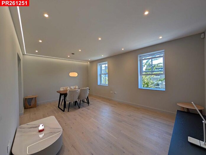 3 Bedroom Flat To Rent In Clifden Road, London, E5