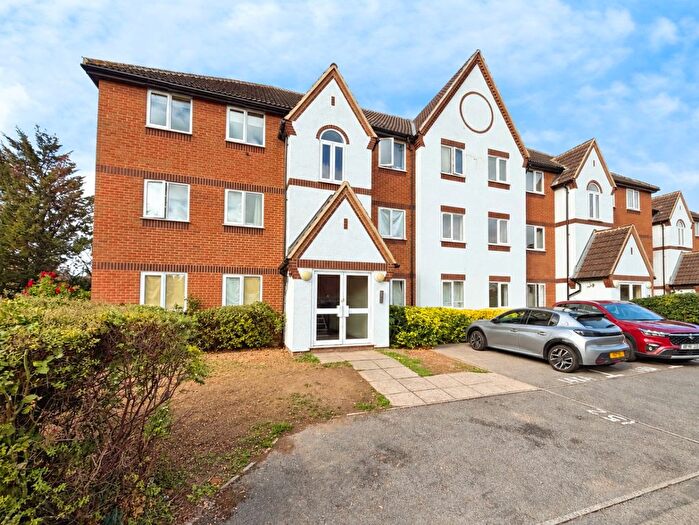 2 Bedroom Flat For Sale In Littlebrook Avenue, Near Burnham, SL2