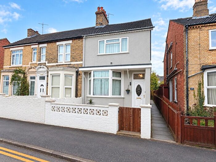 5 Bedroom End Of Terrace House For Sale In Aldermans Drive, Peterborough, PE3