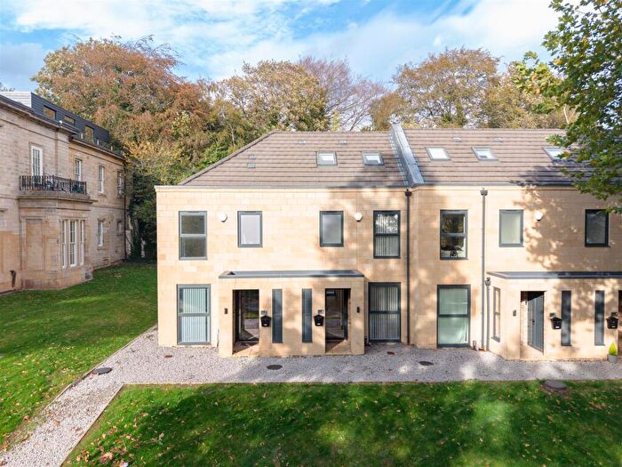 4 Bedroom Terraced House For Sale In Cliff Oaks, Leeds, LS12