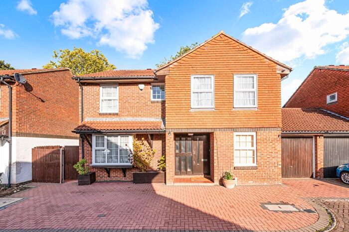 4 Bedroom Detached House For Sale In Auriol Park Road, Worcester Park, KT4