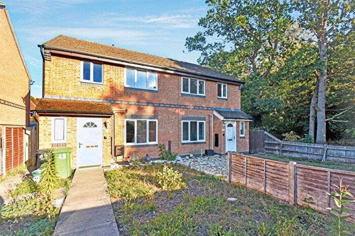3 Bedroom Semi-Detached House For Sale In Synderford Close, Didcot, OX11