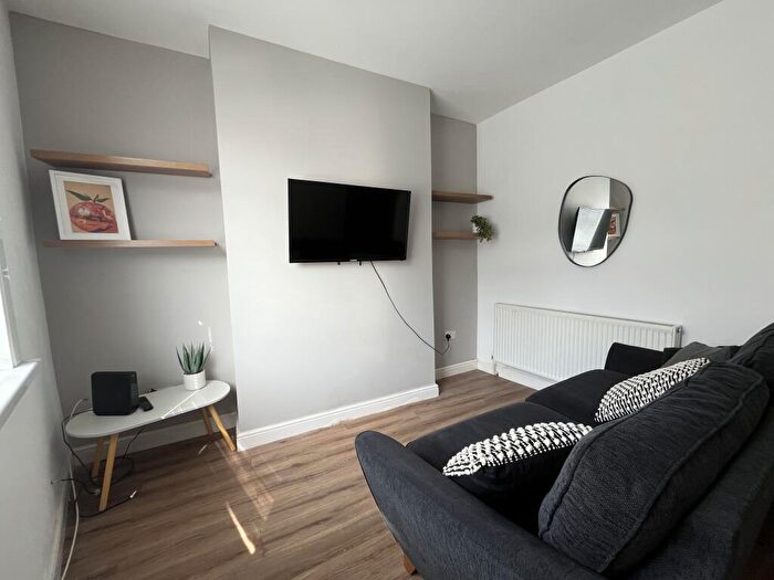 2 Bedroom Terraced House To Rent In Sausthorpe St // Bed // June, LN5