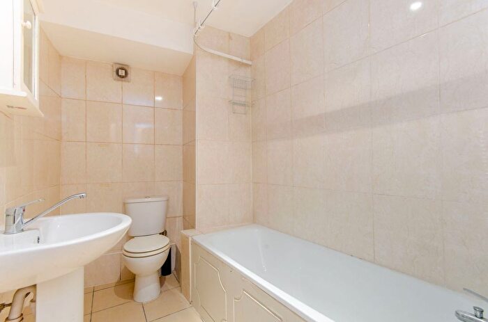 2 Bedroom Flat To Rent In Kings Cross Road, King's Cross, London, WC1X