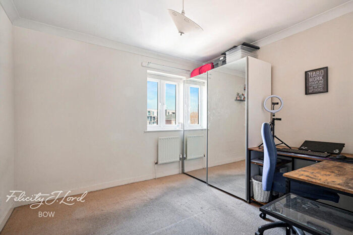 2 Bedroom Apartment For Sale In St Pauls Way, London, E3