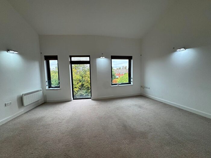 2 Bedroom Flat To Rent In The Serpentine, Aylesbury, HP19