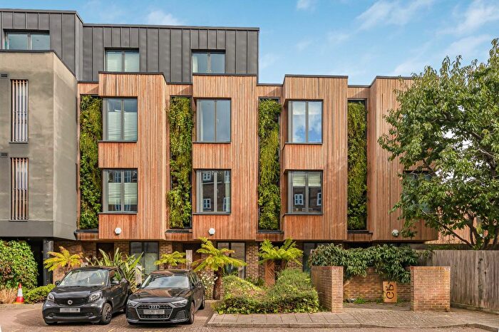 4 Bedroom Detached House For Sale In New Road, London, N8
