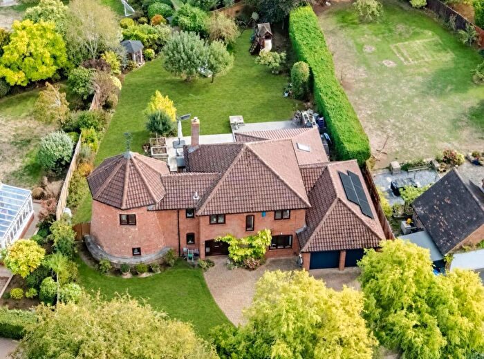 4 Bedroom Detached House For Sale In Stratford Drive, Wootton, Northampton, NN4