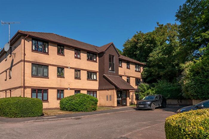 1 Bedroom Flat For Sale In Canons Close, Reigate, Surrey, RH2
